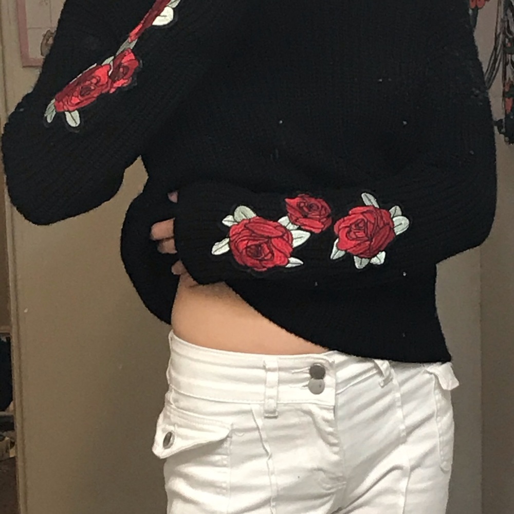ROSE EMBROIDERED SWEATSHIRT 🖤🌹🔥